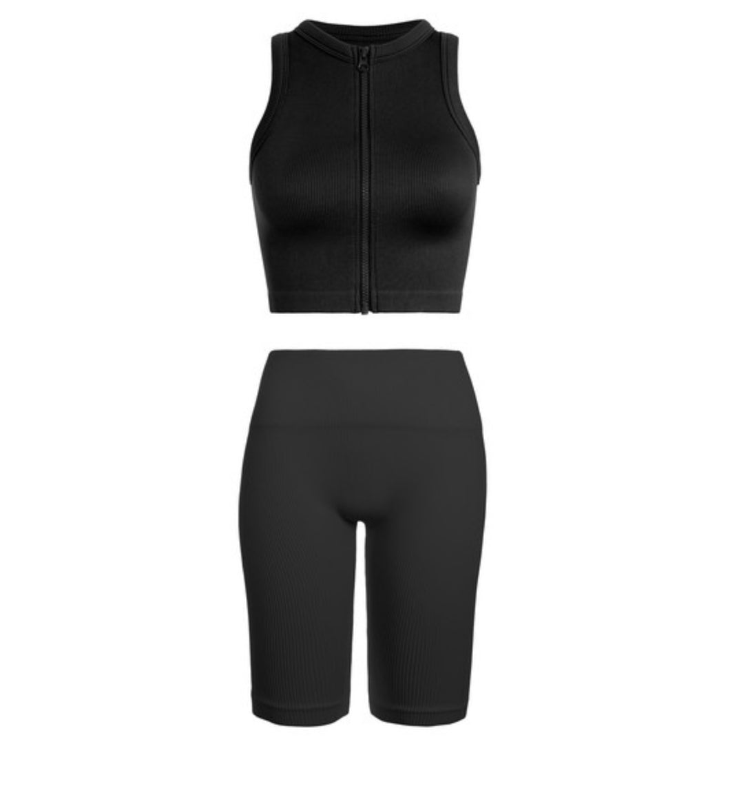 Essential  - black